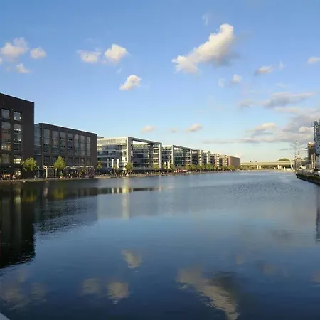 - 3-bedroom Luxury: Central & Spacious In & Big Tv And Kitchen - Apartment