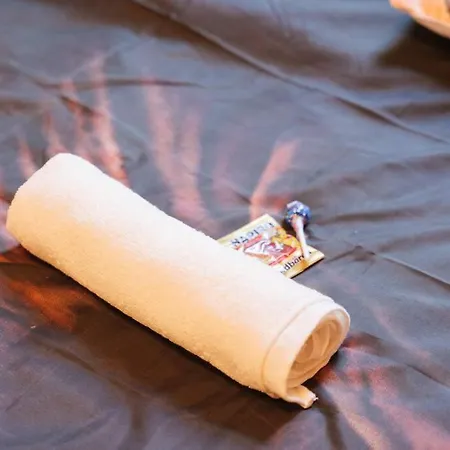 - 3-bedroom Luxury: Central & Spacious In & Big Tv And Kitchen - *