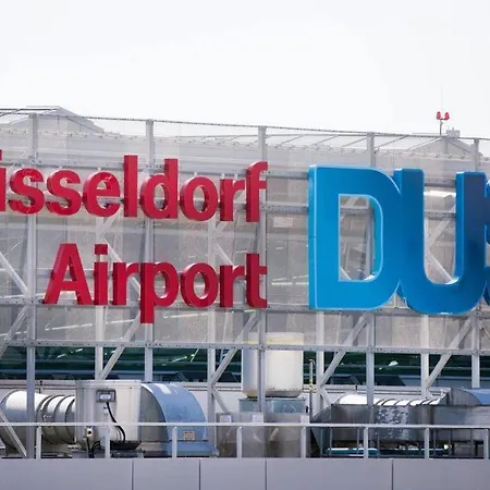 - 3-bedroom Luxury: Central & Spacious In & Big Tv And Kitchen - Apartman Duisburg