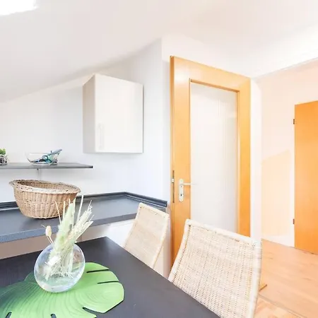 - 3-bedroom Luxury: Central & Spacious In & Big Tv And Kitchen - Apartment Duisburg