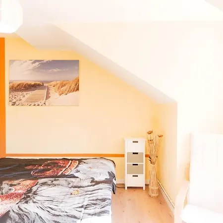 - 3-bedroom Luxury: Central & Spacious In & Big Tv And Kitchen - Apartman Duisburg