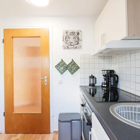 - 3-bedroom Luxury: Central & Spacious In & Big Tv And Kitchen - Apartman Duisburg