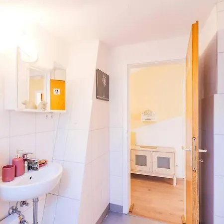 - 3-bedroom Luxury: Central & Spacious In & Big Tv And Kitchen - Apartment *