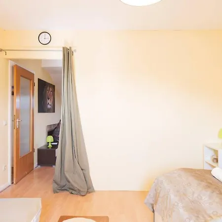 Apartman - 3-bedroom Luxury: Central & Spacious In & Big Tv And Kitchen - Duisburg