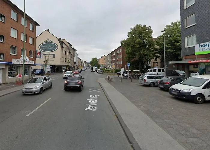 Apartment - 3-bedroom Luxury: Central & Spacious In & Big Tv And Kitchen -