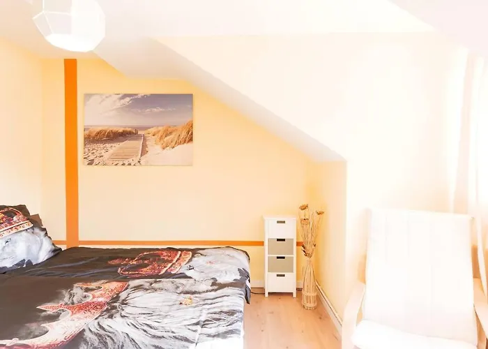 - 3-bedroom Luxury: Central & Spacious In & Big Tv And Kitchen - Apartment Duisburg