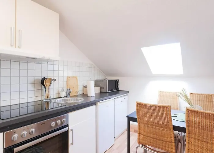 - 3-bedroom Luxury: Central & Spacious In & Big Tv And Kitchen - Apartment *