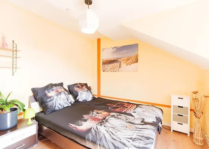 - 3-bedroom Luxury: Central & Spacious In & Big Tv And Kitchen - Apartment