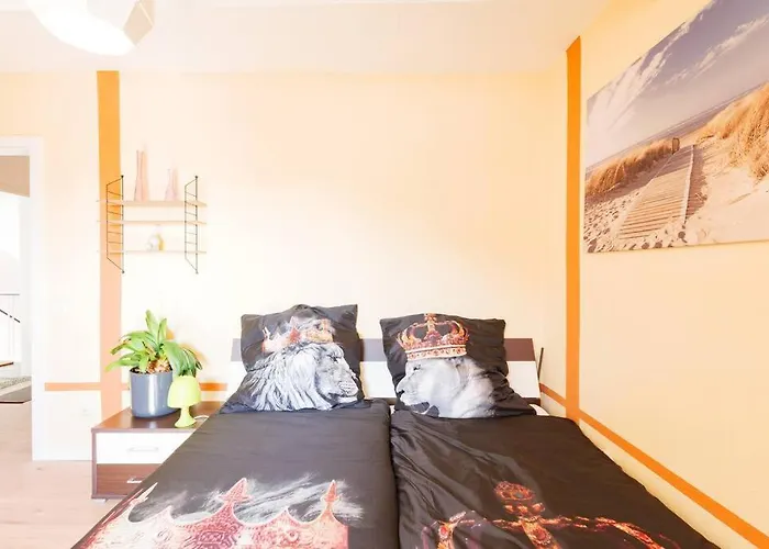 - 3-bedroom Luxury: Central & Spacious In & Big Tv And Kitchen - Apartment Duisburg