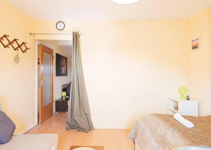 Apartment - 3-bedroom Luxury: Central & Spacious In & Big Tv And Kitchen - Duisburg